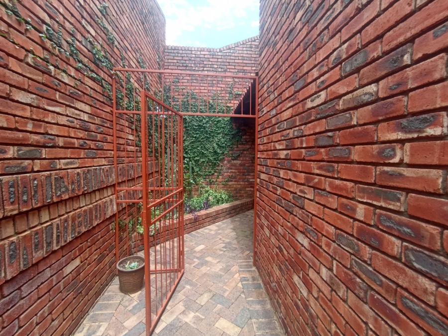 To Let 3 Bedroom Property for Rent in Kannoniers Park North West